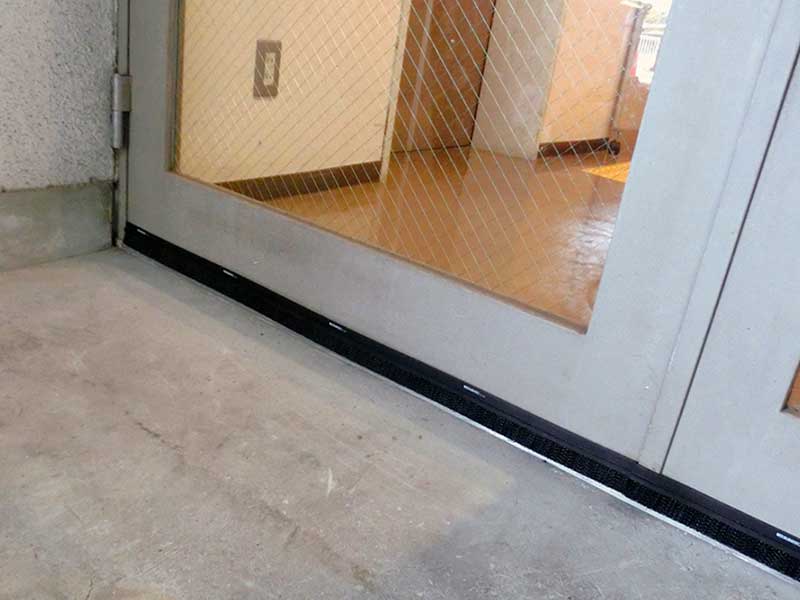 Burrcut Easy-installation pest proofing door sweep