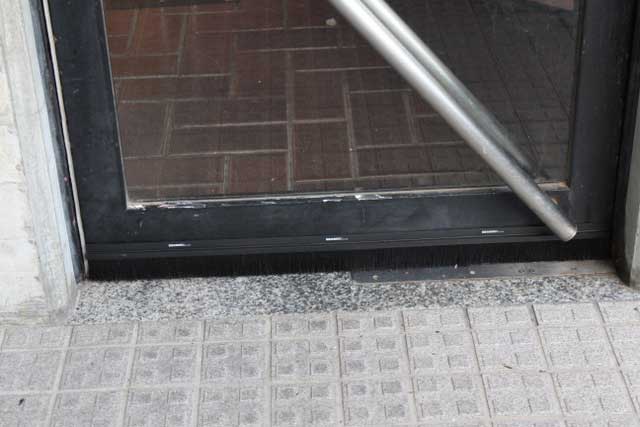 Burrcut Easy-installation pest proofing door sweep